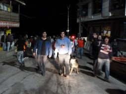 Un grupo de personas evacua una zona costera tras la alerta de tsunami lanzada en la región. EFE /