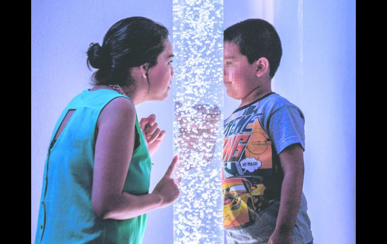 TERAPIA SENSORIAL. Un menor trabaja en un tubo con agua y vibraciones, en el Centro de Atención al Autismo del DIF.  /