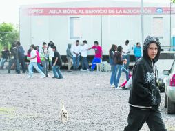 Aulas provisionales. En algunos planteles del Estado los alumnos toman clase en salones móviles.  /