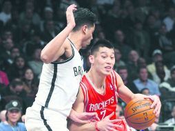 Especialidad de la Casa. Jorge Gutiérrez defiende al guardia de Houston, Jeremy Lin. AP /
