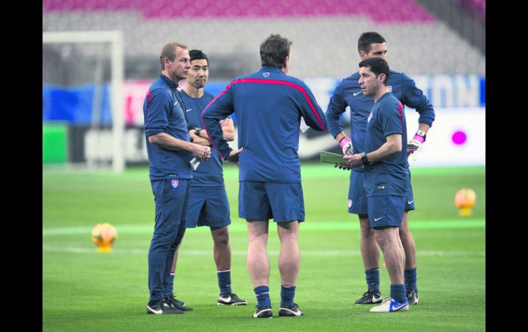 Va con todo. Jürgen Klinsmann (izq) toma el duelo ante México para depurar su lista mundialista. MEXSPORT /