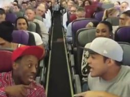 La producción musical de Disney, ''El Rey León'' canta, a capela, ''The Circle of Life'' en un vuelo con destino a Sídney, Australia. ESPECIAL /