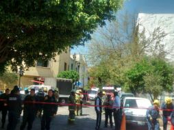 Personal de Protección Civil, policía municipal y estatal, agentes de vialidad acordonaron la zona.  /