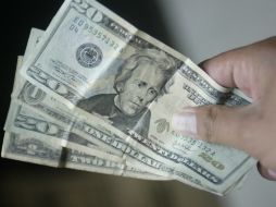 El dólar se compra en un mínimo de 12.80 pesos por unidad. ARCHIVO /