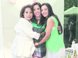 La festejada y las organizadoras. Luz Victoria Ramos de Mercado, Cristi Mercado de Uranga y Karla Mercado de Antuñano.  /