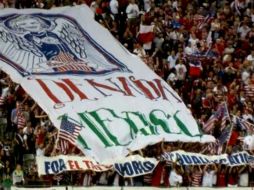 Esta fue la manta que mostraron durante el amistoso de ayer en Phoenix. Twitter: @Diario_Pro. ESPECIAL /