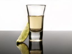 El buen tequila se toma solo, puede acompañarlo con sal y limón. ARCHIVO /