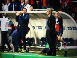 El entrenador lusitano estaba dando indicaciones, y llegó la sorpresita. Twitter: @Camille_Rodri. ESPECIAL /