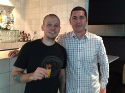 Beto y René tomaron tequila como símbolo de las disculpas que ambos se ofrecieron. ESPECIAL /