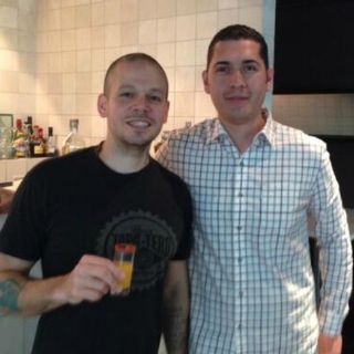 René, de Calle 13, brinda con fan 'agredido'