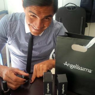 Francisco Palencia promueve esmalte de uñas
