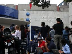 Representantes de los medios de comunicación hacen guardia afuera de Instituto Nacional de Ciencias Médicas y Nutrición. EFE /