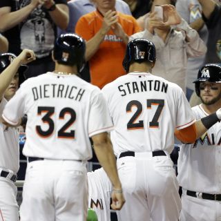 Stanton brilla y Marlins vencen a Rockies