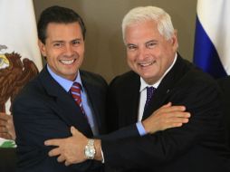 Los presidentes de Panamá, Ricardo Martinelli (d), y de México, Enrique Peña Nieto (i), firman un Tratado de Libre Comercio. EFE /