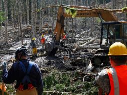 Las cuadrillas de rescate aún están buscando restos de víctima en el lugar del incidente. AP /