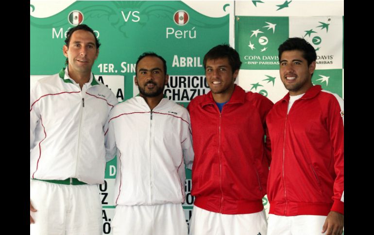 Santiago González y Miguel Ángel Gallardo (izq) y Duilio Bereta y Sergio Galdos (der) posan durante el sorteo de la serie del Grupo II. EFE /