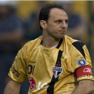 El portero goleador Rogerio Ceni anuncia su retiro