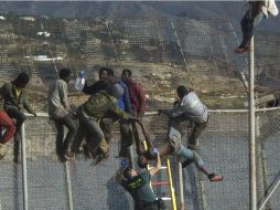 Los hombres finalmente se entregaron a las autoridades y terminó su intención de cruzar el alambrado. AP /