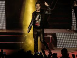 El cantante saltó al escenario con seis músicos, una corista y cuatro bailarines.  /