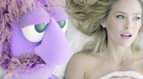 Imagen del comercial, que la propia modelo compartió en sus redes sociales, y donde aparece acostada con un muñeco. ESPECIAL /