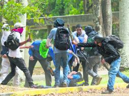 Los choques entre estudiantes, civiles armados y la Policía dejaron siete heridos. AP /