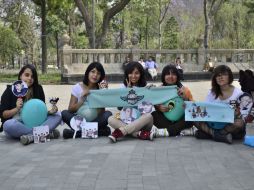 Integrantes del club de fans ''SHINee World Forum'', que prepararon una bienvenida al grupo pop. NTX /