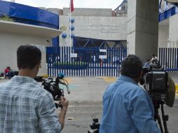 Periodistas montan guardia fuera del hospital en que aún se encuentra internado Gabriel García Márquez. AFP /