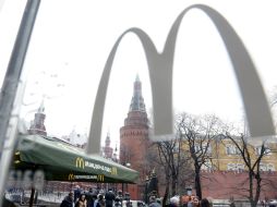 Transeúntes, a través de una ventana de un restaurante de McDonald's en la plaza Manezhnaya, frente a la Plaza Roja. EFE /