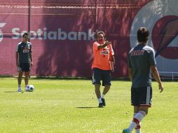 Entre regaños, consejos y casi siete horas de trabajo en la cancha, DT del Rebaño, La Volpe, definió la alineación para el sábado. ARCHIVO /