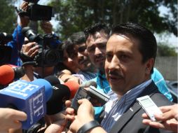 'Dijo que ustedes están locos, pues qué hacen aquí, que mejor se vayan a trabajar', dijo a los periodistas el chófer del escritor. EFE /