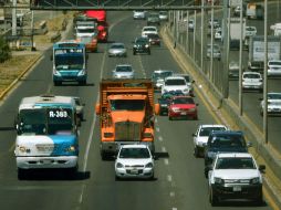 Camioneros de la ruta 380, que cubre el trazo original del Periférico, se han mostrado a favor de participar en en el Peribús. ARCHIVO /