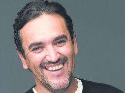 Feliz. Trino se 'aventó' a distribuir su libro más reciente en formato físico y digital. EFE /