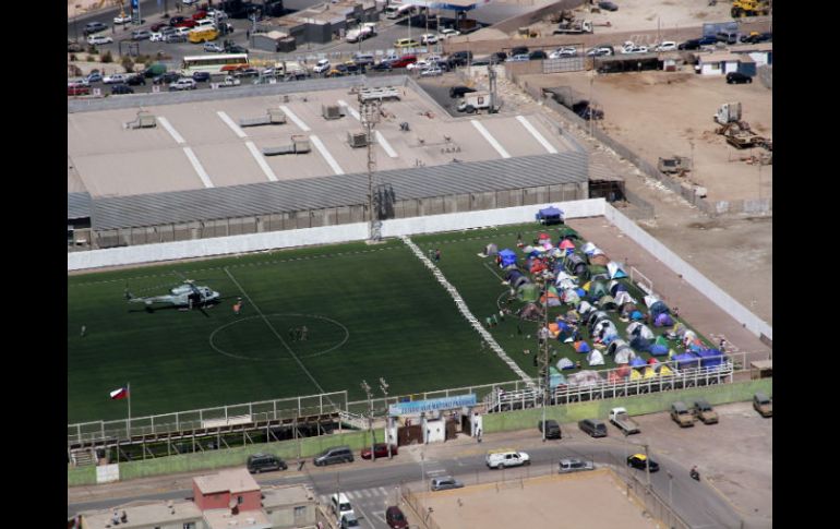 Vista de varias tiendas de campaña instaladas en una cancha de futbol en la ciudad de Alto Hospicio.  /