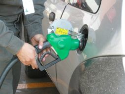 Se prevé que la gasolina Magna cierre en diciembre con un precio de 13.31 pesos por litro. ARCHIVO /