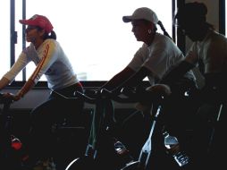 La bicicleta fija, caminadora o elíptica permiten un trabajo cardiovascular eficiente sin provocar un mayor desgaste. ARCHIVO /
