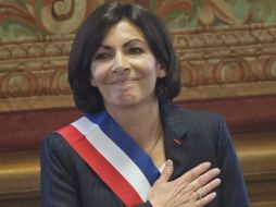 Anne Hidalgo porta la banda roja, blanca y azul luego de tomar protesta como alcaldesa de París. AP /