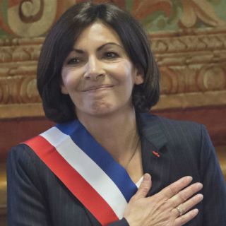 Primera alcaldesa de París asume el cargo