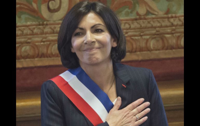 Anne Hidalgo porta la banda roja, blanca y azul luego de tomar protesta como alcaldesa de París. AP /
