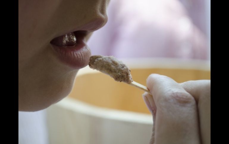 Meter a la boca el material comestible caído puede ser el detonante para numerosas enfermedades gastrointestinales. EFE /