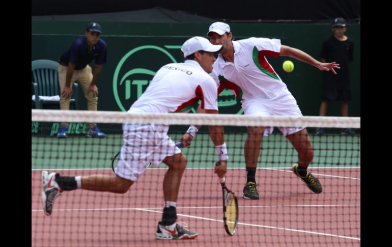 La dupla mexicana, Santiago González y Miguel Angel Reyes-Varela, se mostró contundente antes el binomio peruano, con un 3-0. EFE /