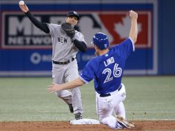Brian Roberts de los Yankees de Nueva York obtiene un out forzado en la segunda base. AFP /