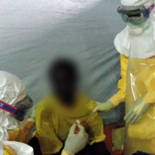 Turba ataca centro médico contra ébola en Guinea