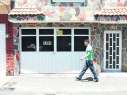 Las casas lucen en sus fachadas letreros de 'Se renta', 'Se vende' o 'No vendemos medicinas'.  /