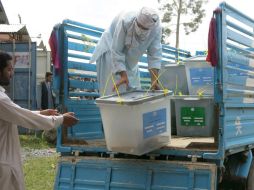 Las papeletas de votación son transportadas a Kabul para oficializar el conteo. EFE /