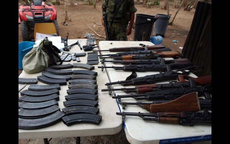 Personal de la Sedena aseguró armas largas, granadas, lanzagranadas, cartuchos, equipo táctico y un paquete con mariguana. ARCHIVO /