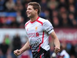Gerrard anotó en dos ocasiones para mantener a su escuadra en lo más alto. AFP /