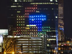 Las piezas de tamaño gigante 'caían' en dos flancos de la torre, mientras los competidores maniobraban para colocarlas en su lugar. AP /