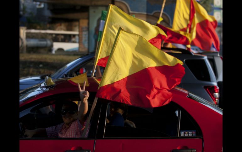 La céntrica Avenida Segunda se inundó de banderas rojiamarillas, en un clima de festejo por el candidato del PAC. AP /