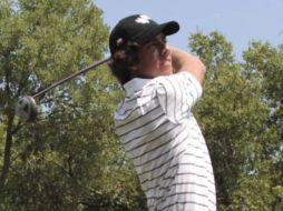 Rodolfo Cazaubón hizo cinco 'birdies', que lo colocaron en segunda posición. ARCHIVO /