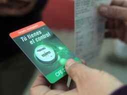 Antonio Macías Padilla, delegado estatal de la CFE, subraya que la contratación de la tarjeta es opcional, voluntaria y gratuita. ARCHIVO /